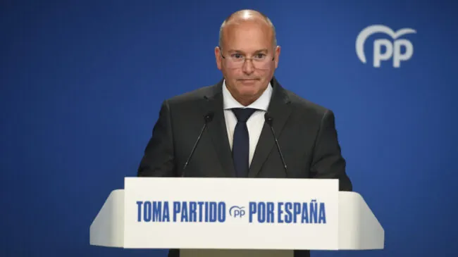 Tellado entona en Ibiza el "Armengol dimisión" porque "está cercada por la corrupción"