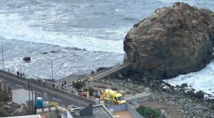 Ascienden a tres los muertos por los golpes de mar en la isla de Tenerife