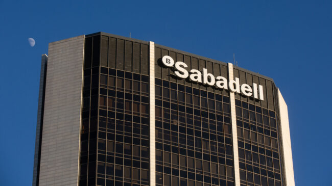 Sabadell cierra la venta de TSB a Santander por 3.300 millones y abonará el 'macrodividendo'