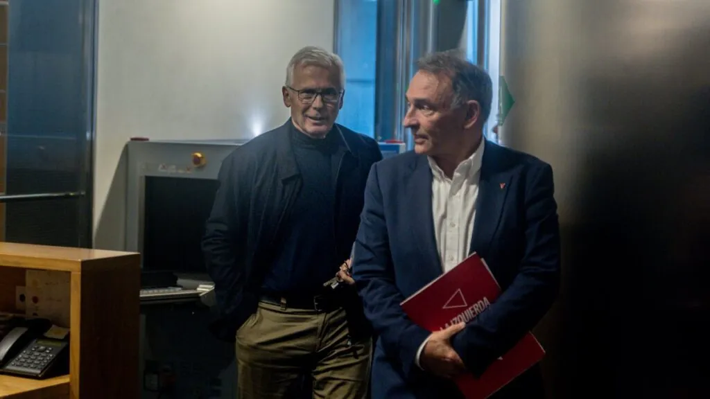 Baltasar Garzón con el diputado de Sumar Enrique Santiago