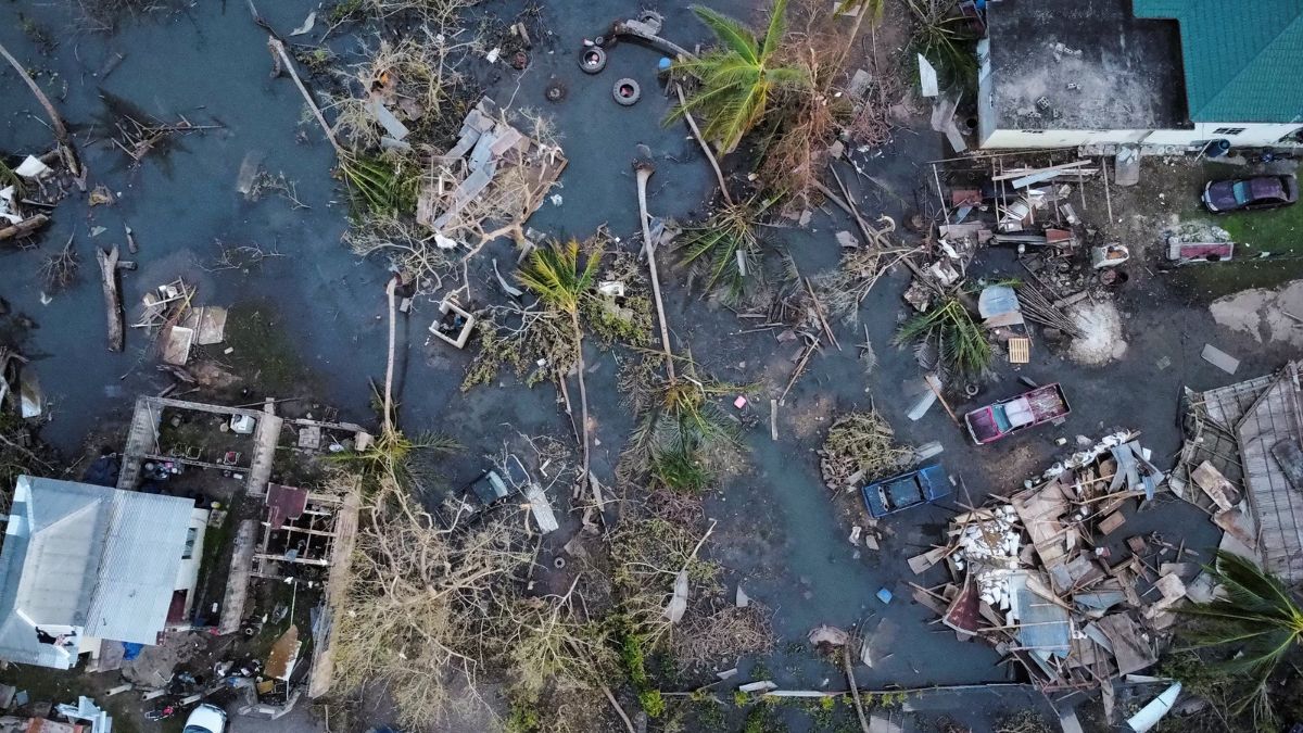 El huracán Melissa deja ya 64 muertos a su paso por el Caribe