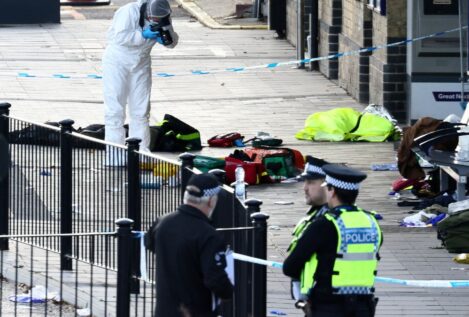 La Policía inglesa detiene a dos hombres por los apuñalamientos y no ve motivación terrorista