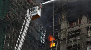 Aumentan a 83 los muertos por el incendio de un complejo de rascacielos en Hong Kong