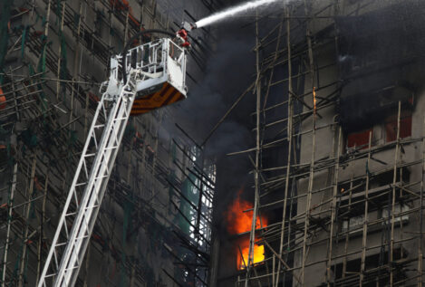 Aumentan a 83 los muertos por el incendio de un complejo de rascacielos en Hong Kong