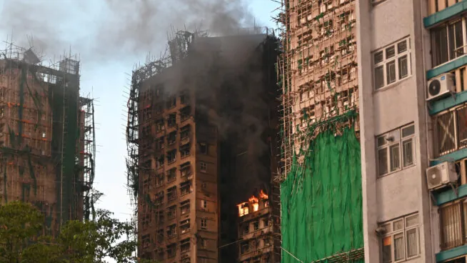 Ascienden a 128 los muertos por el incendio de un complejo de rascacielos en Hong Kong