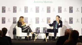 Juanma Moreno presenta su nuevo libro en Sevilla con varios dardos a Pedro Sánchez