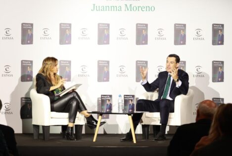 Juanma Moreno presenta su nuevo libro en Sevilla con varios dardos a Pedro Sánchez