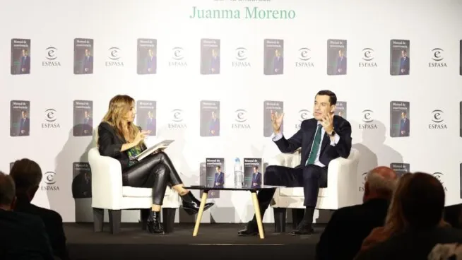 Juanma Moreno presenta su nuevo libro en Sevilla con varios dardos a Pedro Sánchez