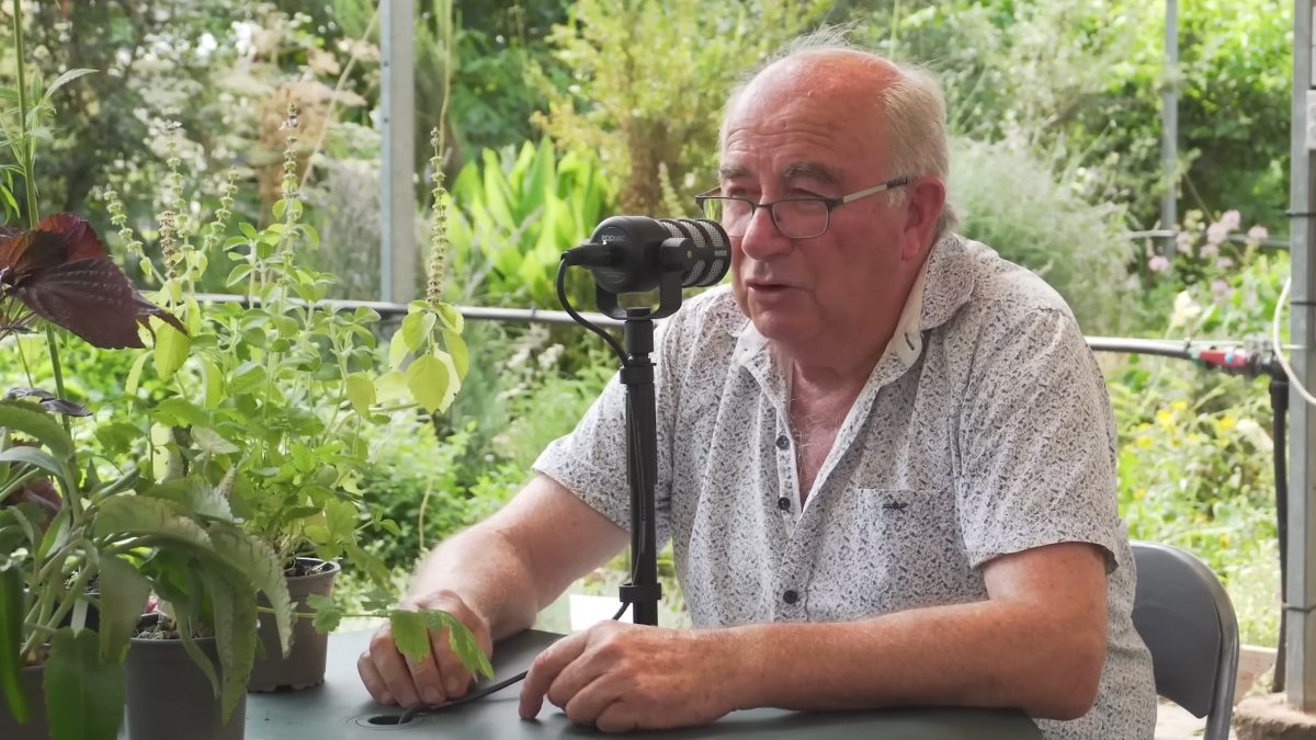 El curandero que recetaba lejía contra la covid celebra un evento con el neonazi Pedro Varela