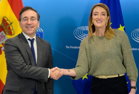 Albares vuelve a abordar con Metsola el uso del catalán en la Eurocámara, pero sin avances