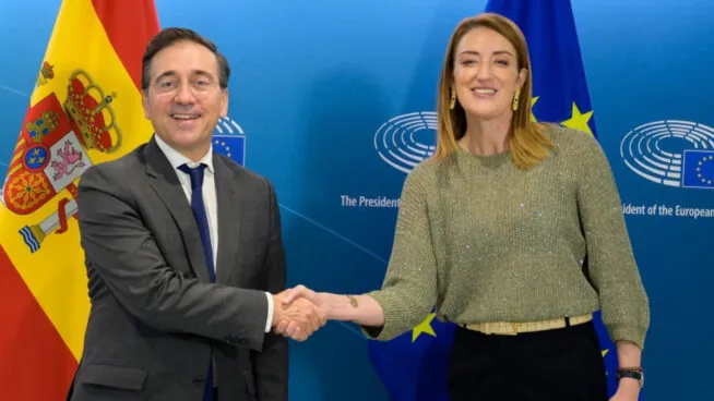 Albares vuelve a abordar con Metsola el uso del catalán en la Eurocámara, pero sin avances