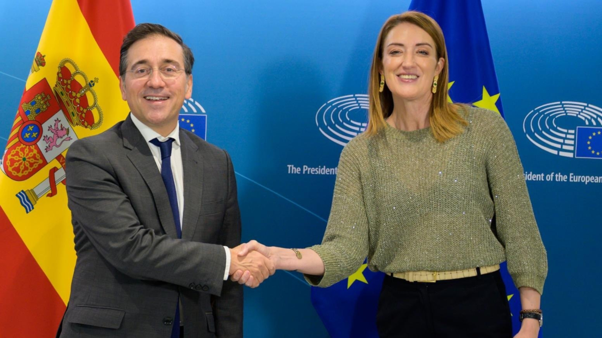 Albares vuelve a abordar con Metsola el uso del catalán en la Eurocámara, pero sin avances