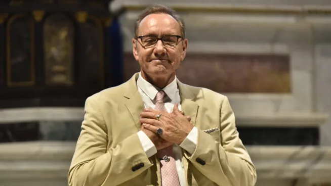 Kevin Spacey dice estar «sin hogar» y espera que lo rescaten de su exilio en Hollywood