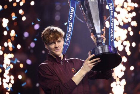 Carlos Alcaraz sucumbe ante el 'maestro' Sinner en Turín