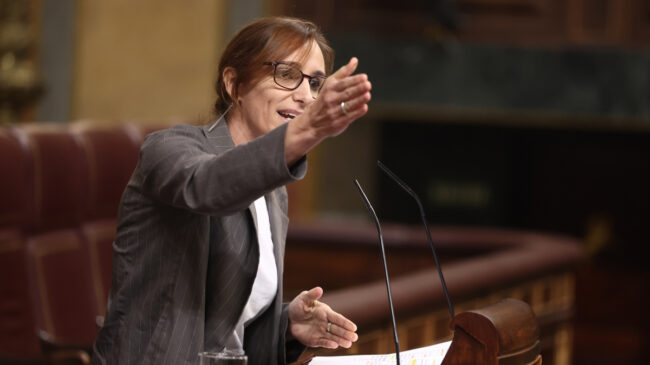 La ministra de Sanidad, Mónica García, tacha a Abascal de «señor xenófobo y racista»