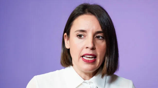 Montero acusa al Papa, jefe de una «teocracia», de atacar el derecho al aborto en el Congreso