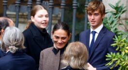 La hija de Laura Ponte visita el rastrillo de los Gómez-Acebo: su debut público como modelo