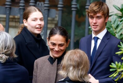 La hija de Laura Ponte visita el rastrillo de los Gómez-Acebo: su debut público como modelo