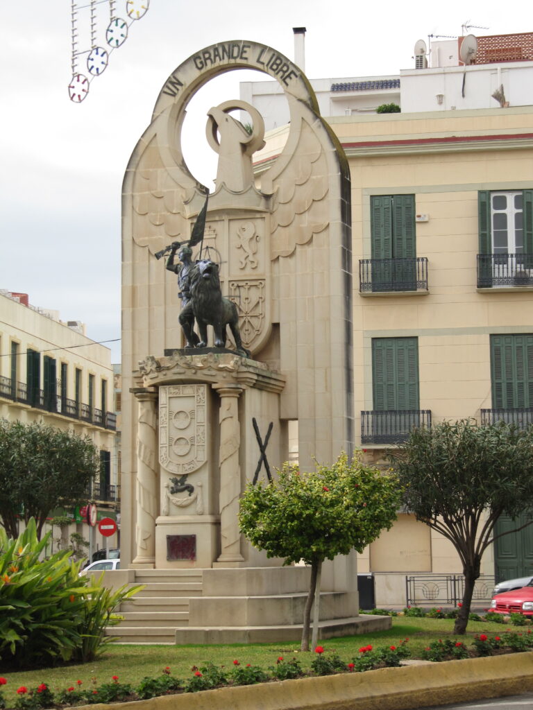 Monumento a los Héroes de España en Melilla antes de su remodelación y la retirada de simbología franquista. Imagen: Martijn Munneke / Wikimedia Commons