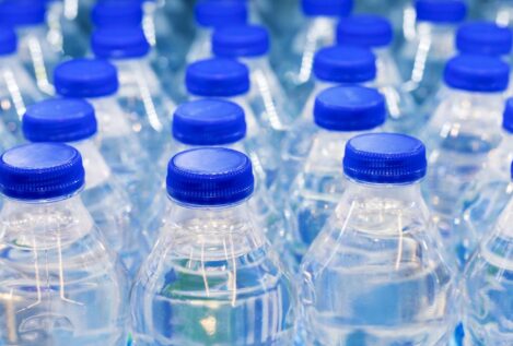 La OCU analiza más de 90 aguas embotelladas y revela las marcas mejor valoradas en España