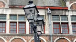 Por qué se encienden estas farolas de Gante cada vez que nace un bebé