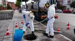 Arrojar el pelo por el desagüe, el gesto que supone un sobrecoste millonario en la depuración de aguas