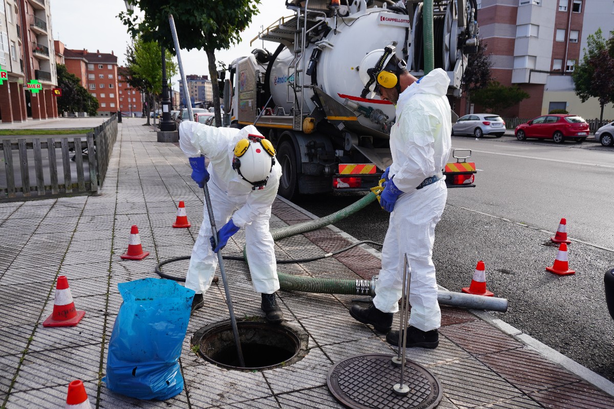 Arrojar el pelo por el desagüe, el gesto que supone un sobrecoste millonario en la depuración de aguas