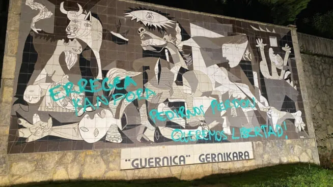 Vandalizan el mural del Guernica horas antes de la visita del Rey y el presidente de Alemania