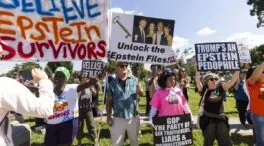 Los demócratas difunden un correo de Epstein que dice que Trump pasó horas con una víctima