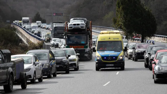 Muere un conductor que circulaba en sentido contrario por la A-7 tras chocar con un camión
