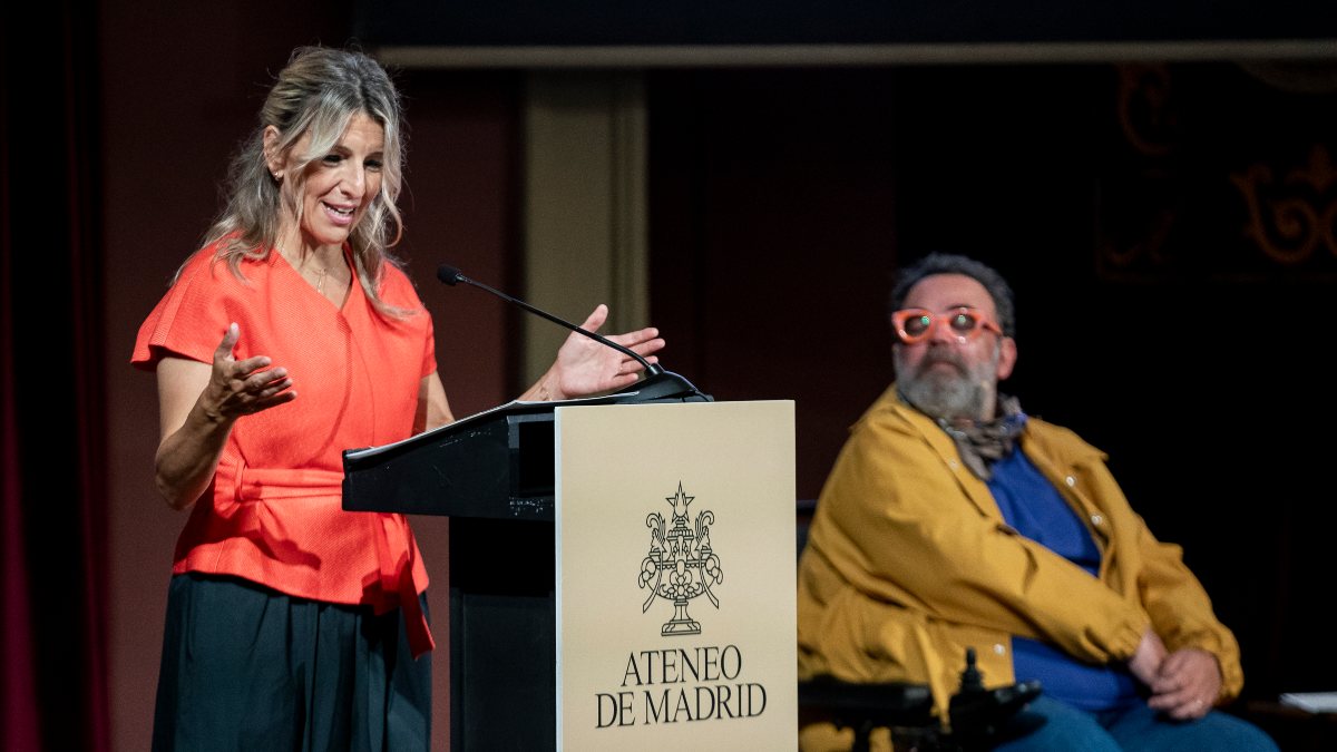 La irrupción de Bob Pop rompe en dos a los Comunes pese al apoyo de Colau a Pisarello