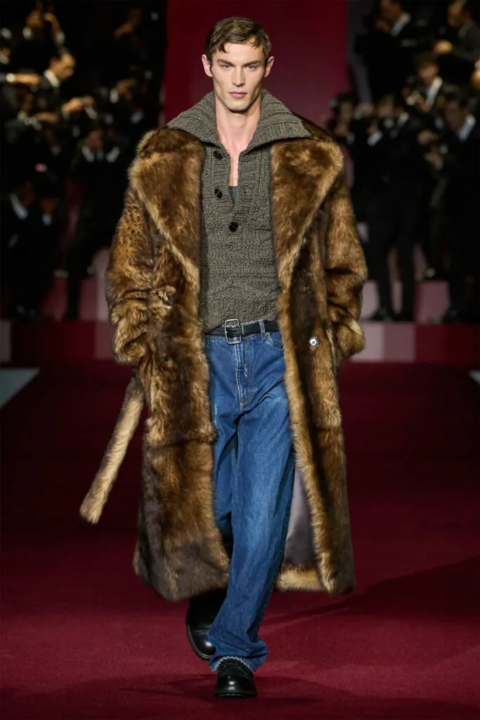 Abrigo de pelo durante el desfile de Dolce & Gabbana