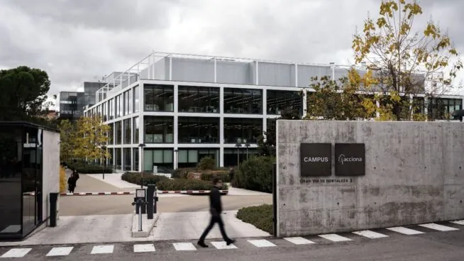 Acciona cae casi un 8% tras ralentizar sus desinversiones y registrar la UCO sus sedes