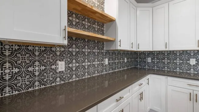 Adiós a los azulejos tradicionales: la tendencia en cocinas para 2026 que resiste la humedad