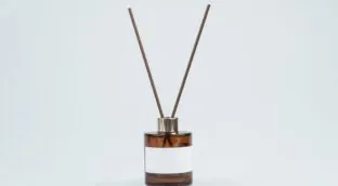 Canela y vinagre: el ambientador que muchos hoteles usan para que el baño huela bien