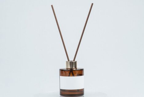 Canela y vinagre: el ambientador que muchos hoteles usan para que el baño huela bien