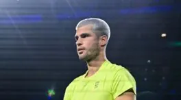 Carlos Alcaraz se sobrepone a sí mismo y arranca con victoria en las Finales ATP