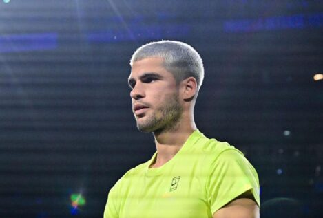 Carlos Alcaraz se sobrepone a sí mismo y arranca con victoria en las Finales ATP