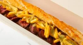 La baguette del L’Entrecôte Café de París que arrasa en el mercadillo de Nuevos Ministerios
