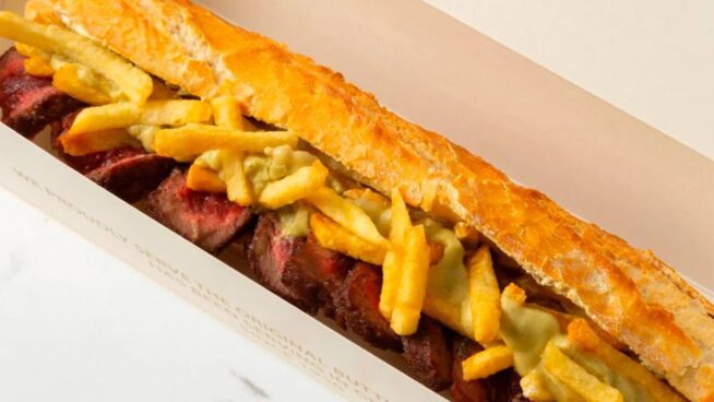 La baguette del L’Entrecôte Café de París que arrasa en el mercadillo de Nuevos Ministerios