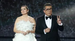 El versátil salón de Buenafuente de estilo nórdico, en blanco y con un gran piano de cola