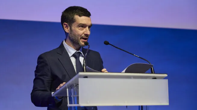 El sector del juego se indigna con Bustinduy: quiere ponerles advertencias como al tabaco