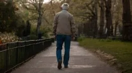 Caminar contra el alzhéimer: cómo el número de pasos diarios que da ralentizaría su aparición