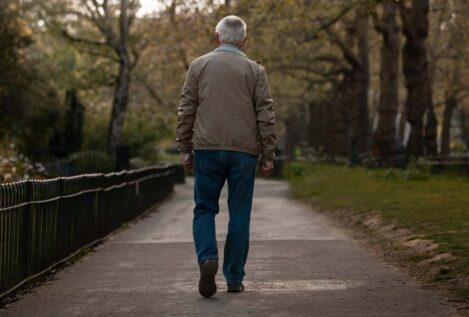 Caminar contra el alzhéimer: cómo el número de pasos diarios que da ralentizaría su aparición