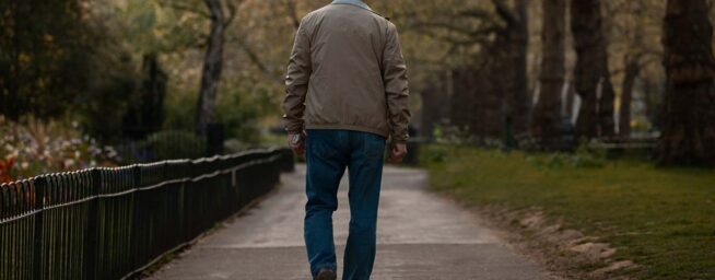 Caminar contra el alzhéimer: cómo el número de pasos diarios que da ralentizaría su aparición