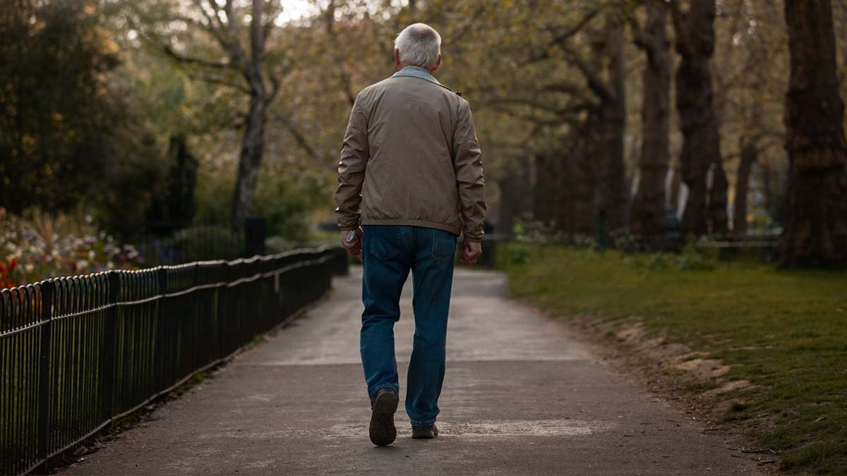 Caminar contra el alzhéimer: cómo el número de pasos diarios que da ralentizaría su aparición