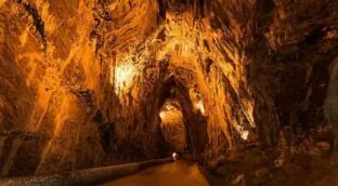 La insólita carretera del norte de España que cruza una cueva en lugar de un túnel