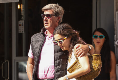 Cayetano Martínez de Irujo mejora de su dolor de espalda: «Bárbara no se ha apartado de él»