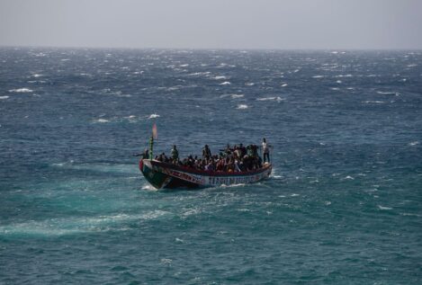 Salvamento Marítimo rescata en El Hierro a 400 inmigrantes en dos cayucos