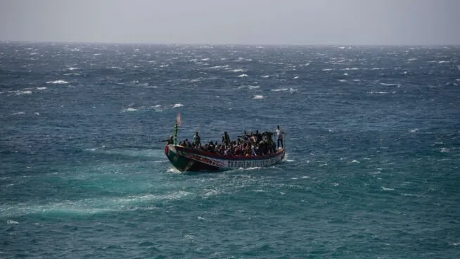 Rescatado un cayuco con 119 inmigrantes a bordo a una milla de la isla de El Hierro